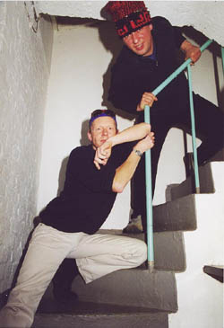 Andy und Christof auf dem Weg in den Keller
